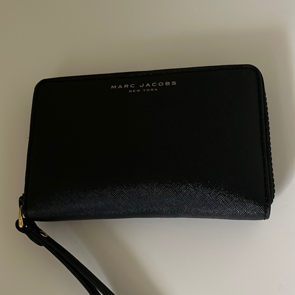 Marc Jacobs black zip up wallet